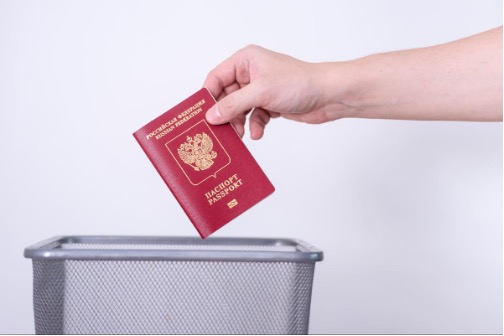 На Херсонщині та Запоріжжі окупанти складають списки тих, хто не бере паспорт рф