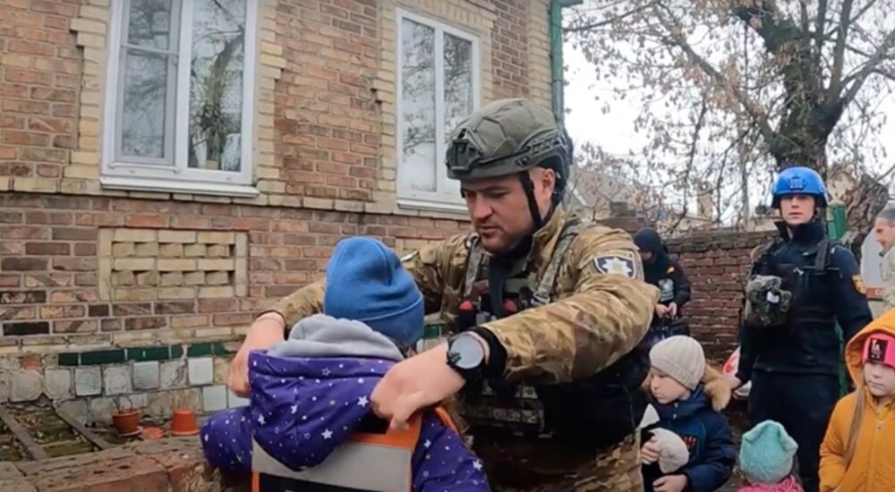 «Білі янголи» евакуювали п’ятьох дітей із Щербинівки на Донеччині
