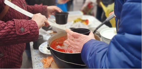 У Дніпрі близько 2 тисяч переселенців щодня отримують безкоштовні гарячі обіди