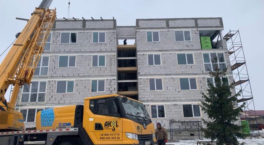 У Гостомелі відновлюють будинок, який був зруйнований навесні 2022 року