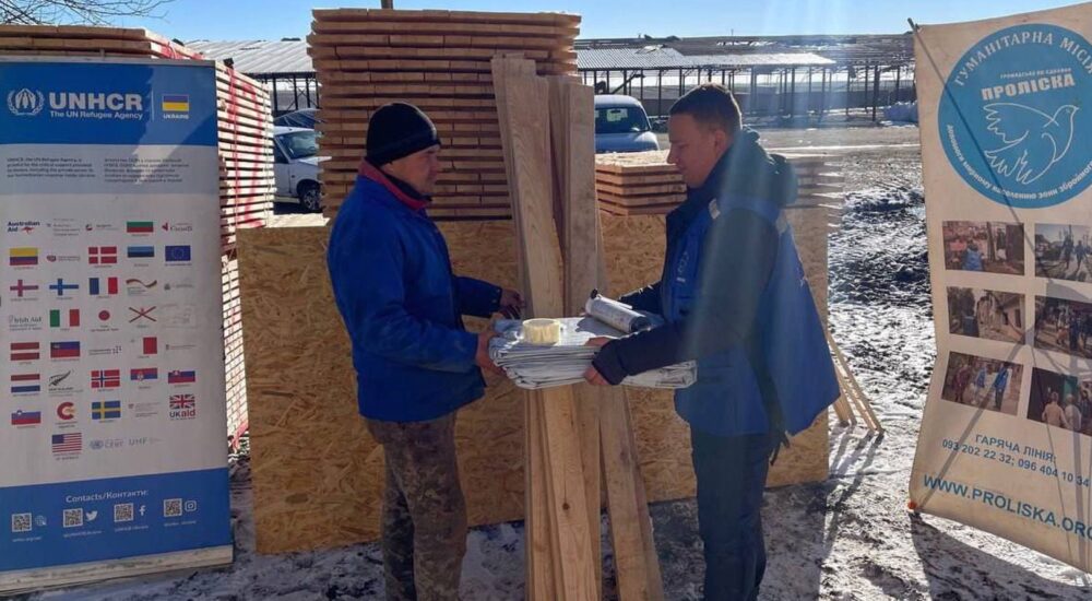 Мешканці однієї з громад Херсонщини отримали будівельні набори для екстреного ремонту житла